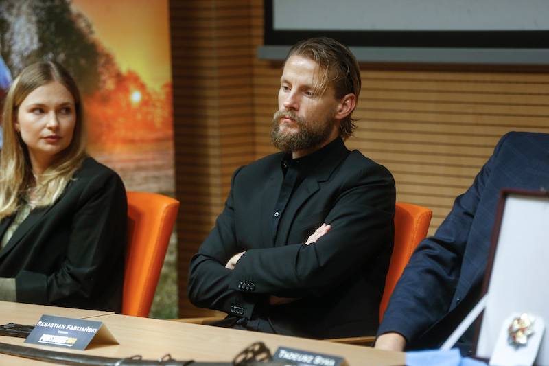 Konferencja filmu “Powstaniec 1863”. Piękna ukochana Piotra Adamczyka, coraz chudszy Fabijański, Olbrychski…