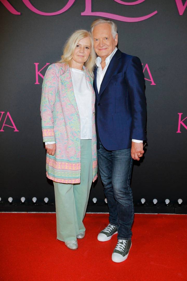 Gwiazdy na premierze serialu Netflixa “Królowa”: Dawno nie widziana Maria Peszek, neonowa Ada Fijał, Paweł Deląg…