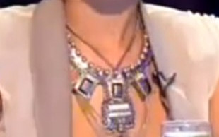 Agresywna uczestniczka X-Factor pokazała się topless! (FOTO)