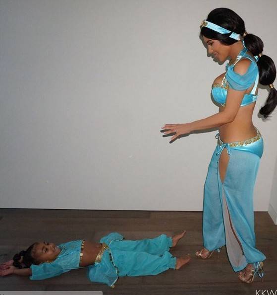 Kim Kardashian nie wychodzi z domu, BO ZMNIEJSZYŁA POŚLADKI!