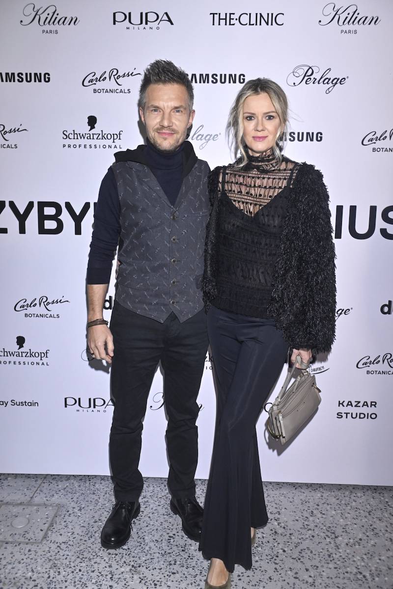 Pokaz Mariusza Przybylskiego. Maria Dębska w cekinach, Sandra Hajduk w nietypowej sukience, Adam Sztaba z żoną…