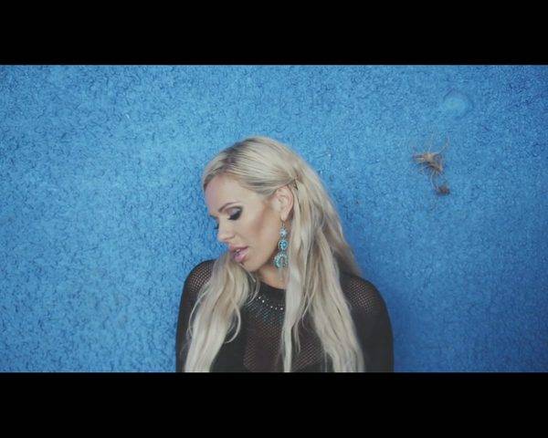 Doda w teledysku Nie pytaj mnie