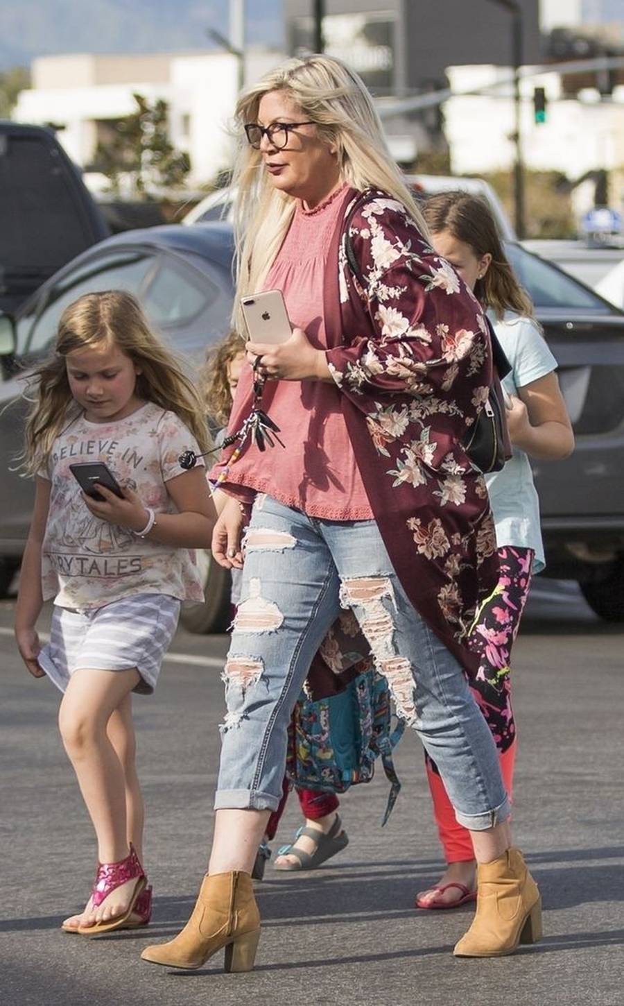 Zobaczcie, jak dobry stylista, makijażysta i fryzjer zmienili Tori Spelling (ZDJĘCIA)