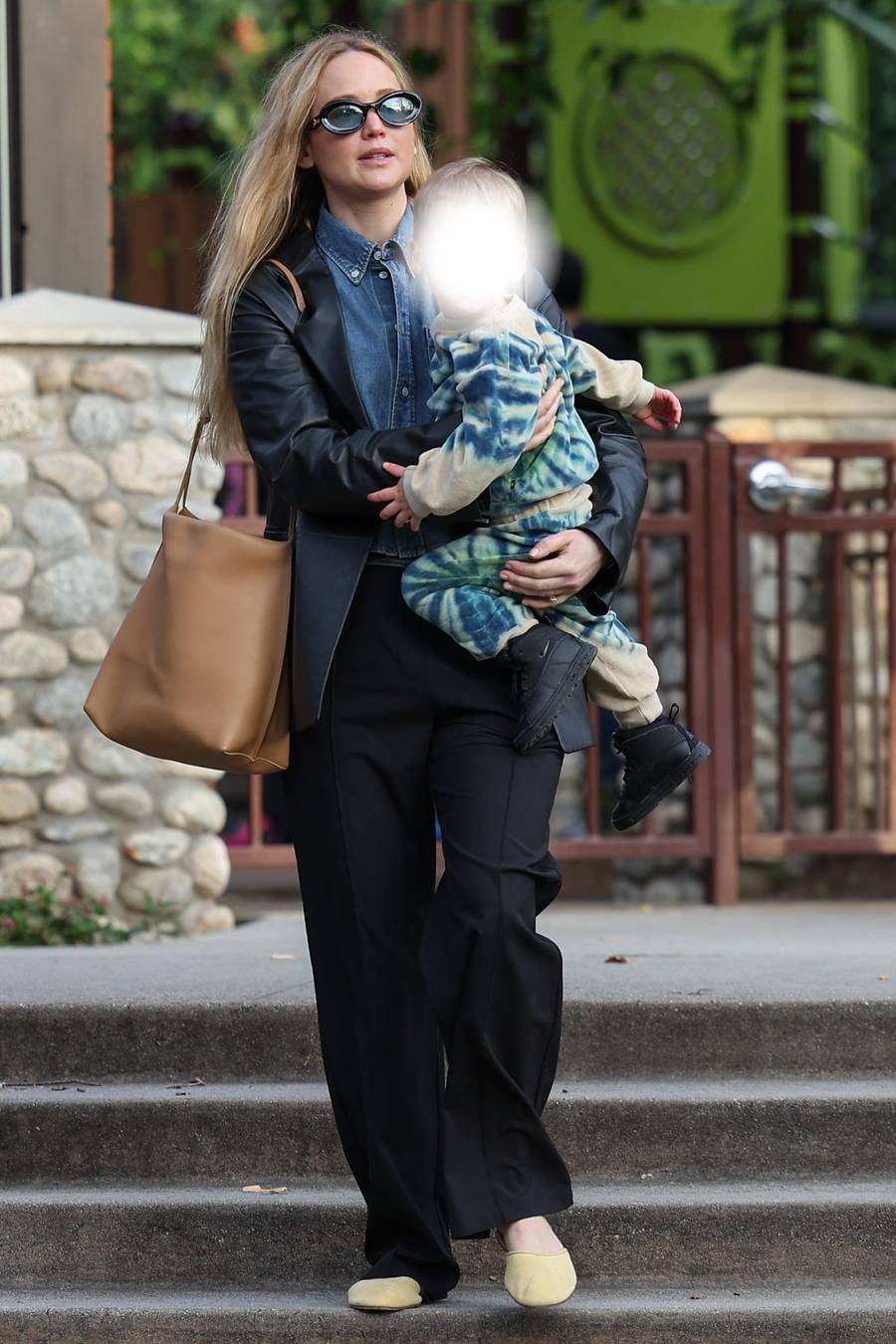 Jennifer Lawrence wybrała się z synkiem na plac zabaw. Tak wygląda na co dzień zdobywczyni Oscara