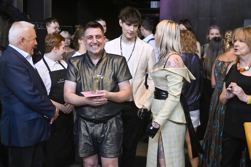 Monika Miller zorganizowała swój wernisaż zdjęć. Na wydarzeniu dziadkowie….