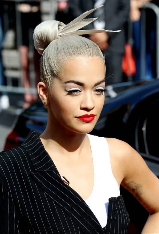 Gwiazdy pokazują, jak łatwo wykonać “lifting” twarzy