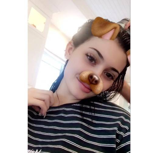 Fryzjer ściągnął perukę Kylie Jenner. Co zobaczył na jej głowie?