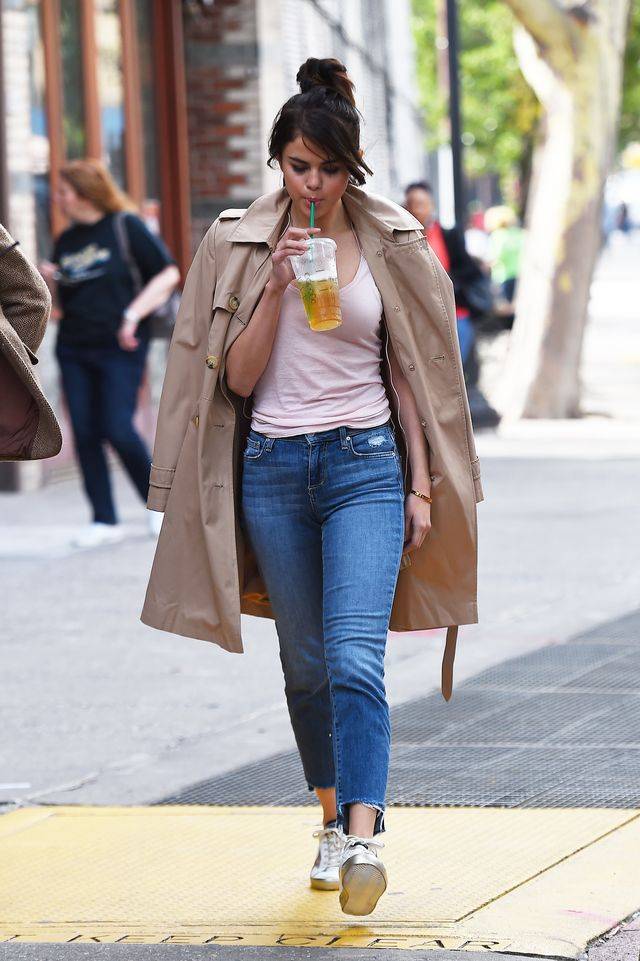 Selena Gomez w trenczu na planie filmu