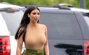Kim Kardashian znów pokazuje gołą pupę w sesji dla Love FOTO