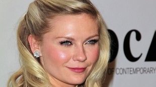 Turkus plus czarne falbany – hit czy kit? (FOTO)