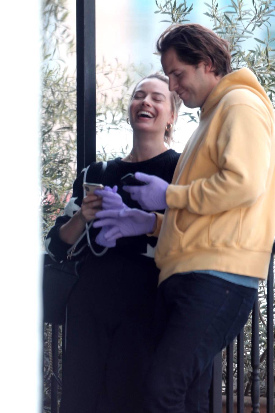 Robbie Margot na zakupach z mężem. Zakochasz się w jej stylizacji