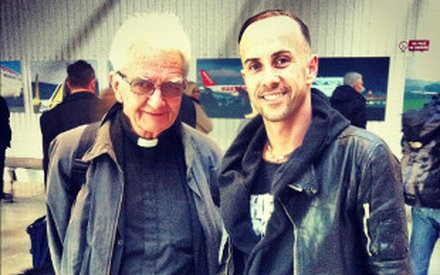 Nergal chwali się zdjęciem z ks. Bonieckim