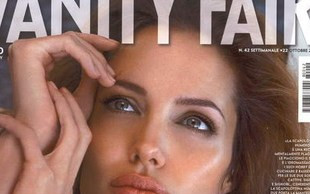 Angelina Jolie ze sprężystym biustem i bez tatuaży