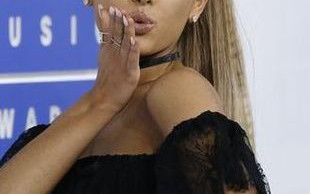 Uff, jak dobrze, że Ariana Grande ma mały biust!