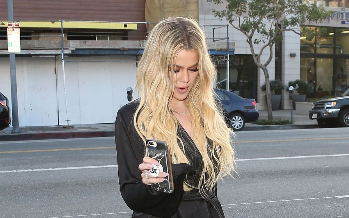 Khloe Kardashian w Loubouitinach i obcisłych dżinsach