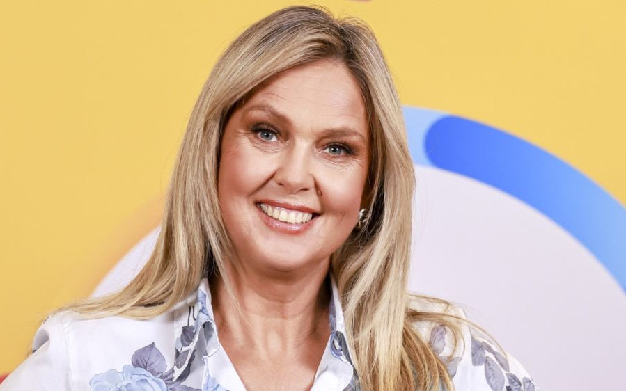 Ewa Wachowicz w wiosennej stylizacji w “Halo tu Polsat”. Koszula to hit sezonu