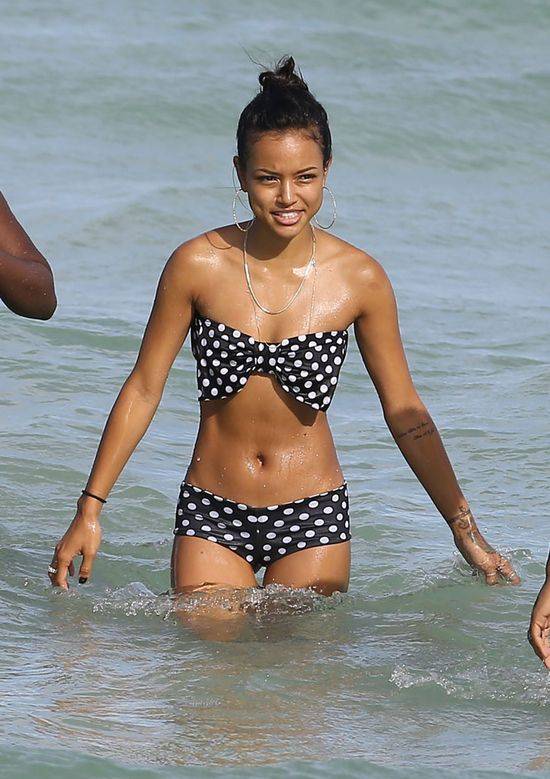 Piękna Karrueche Tran na plaży w Miami