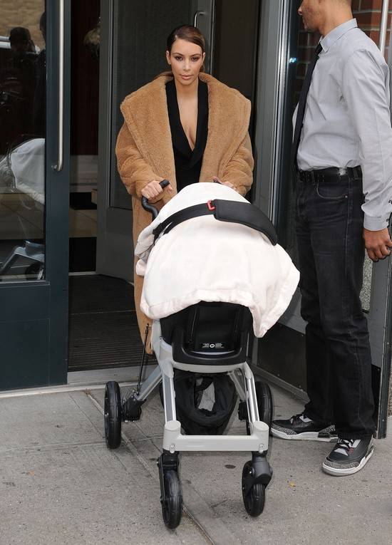 Wydekoltowana Kim Kardashian z małą Nori