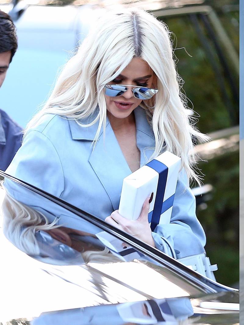 Khloe Kardashian cała w błękicie. Rzadko stawia na tak elegancki look