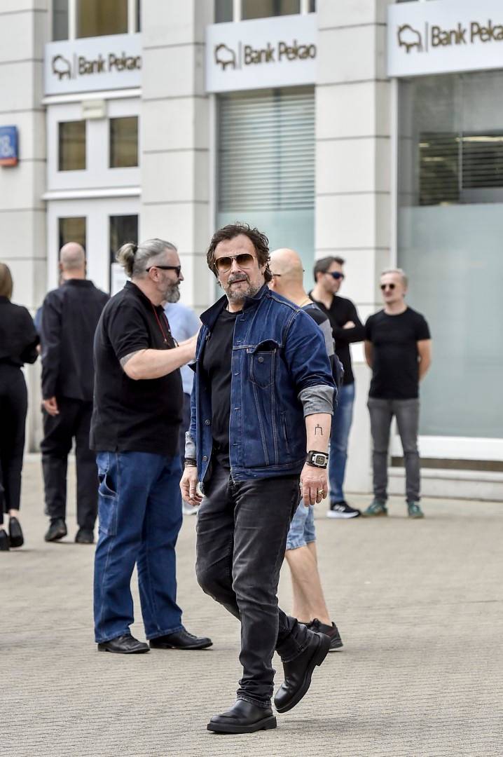 Pogrzeb Arkadiusza Tomiaka. Operatora filmowego żegnają Borys Szyc z żoną, Dorociński, Foremniak..