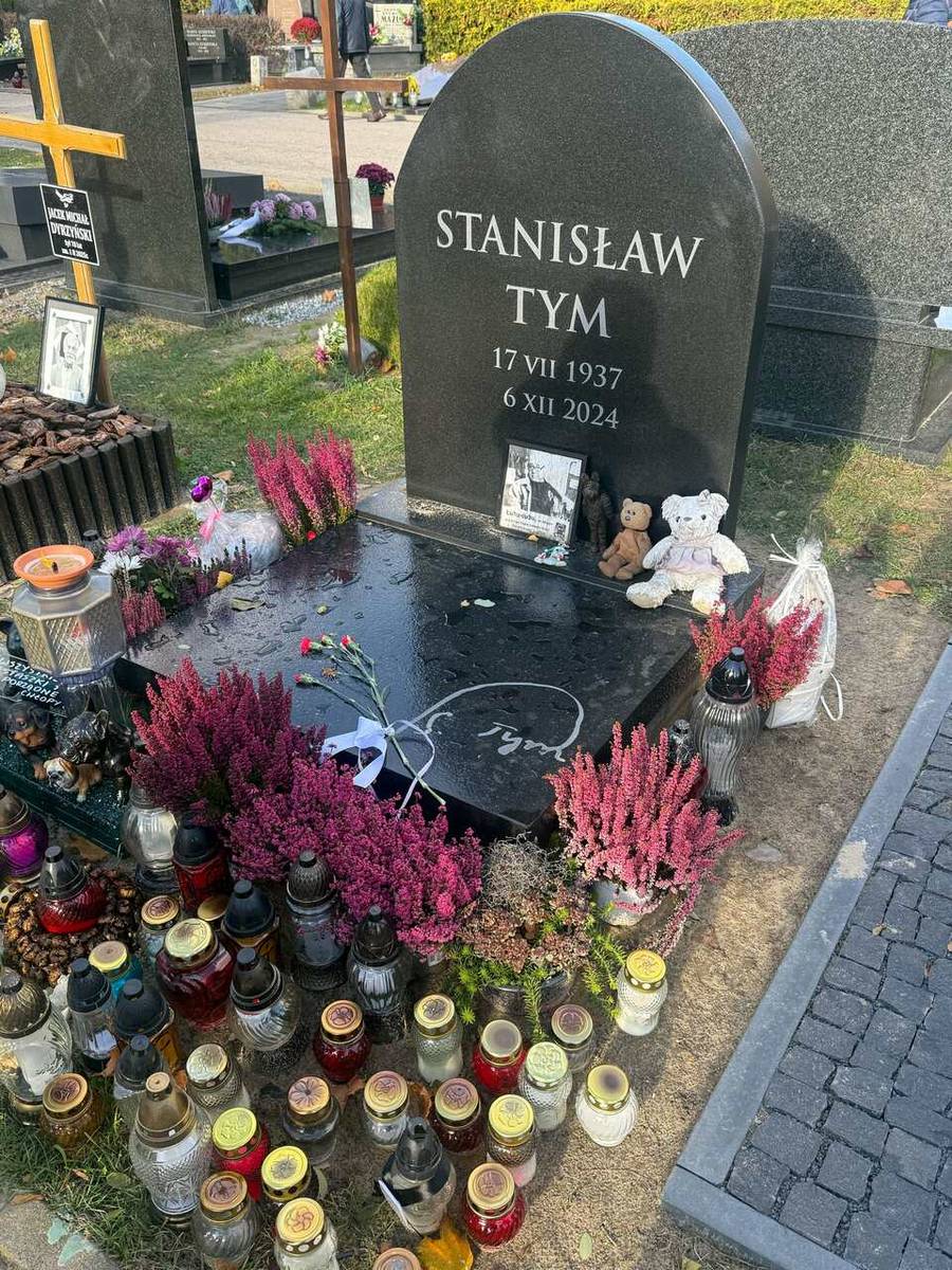 Niesamowite co się stało z grobem Stanisława Tyma. Na wszystkich świętych odwiedzających czeka szok