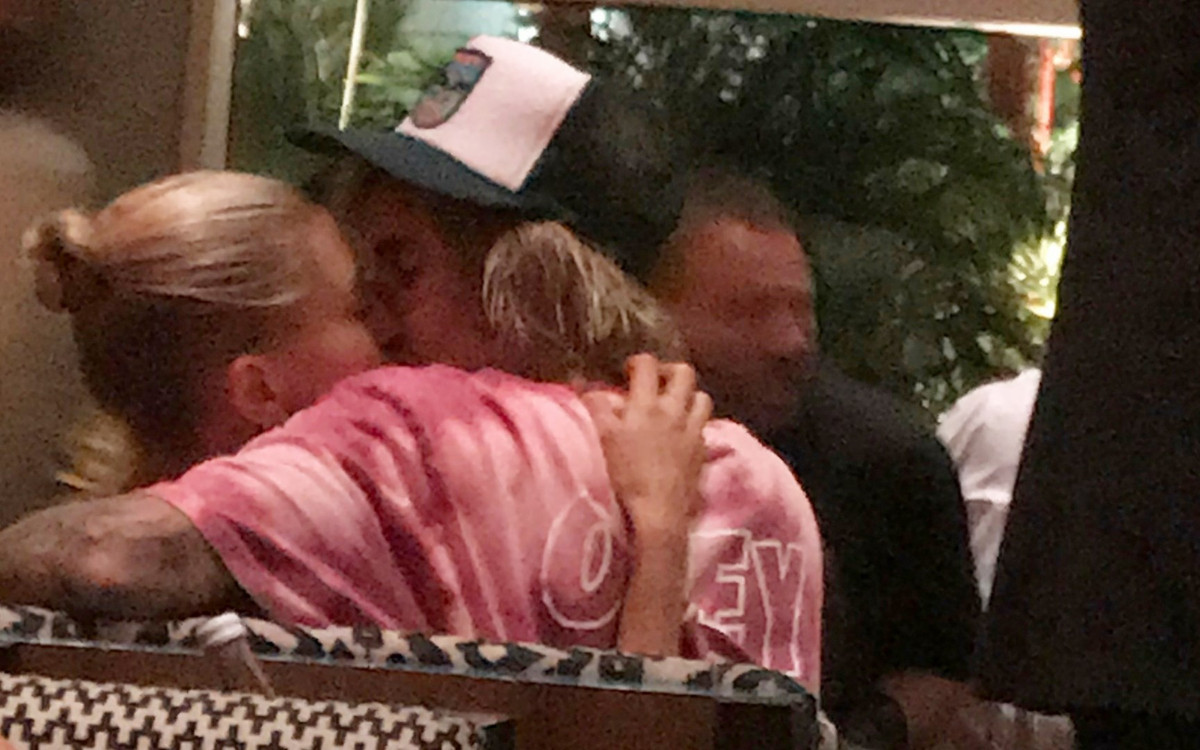 Justin Bieber namiętnie całuje Hailey Baldwin w restauracji! (ZDJĘCIA)
