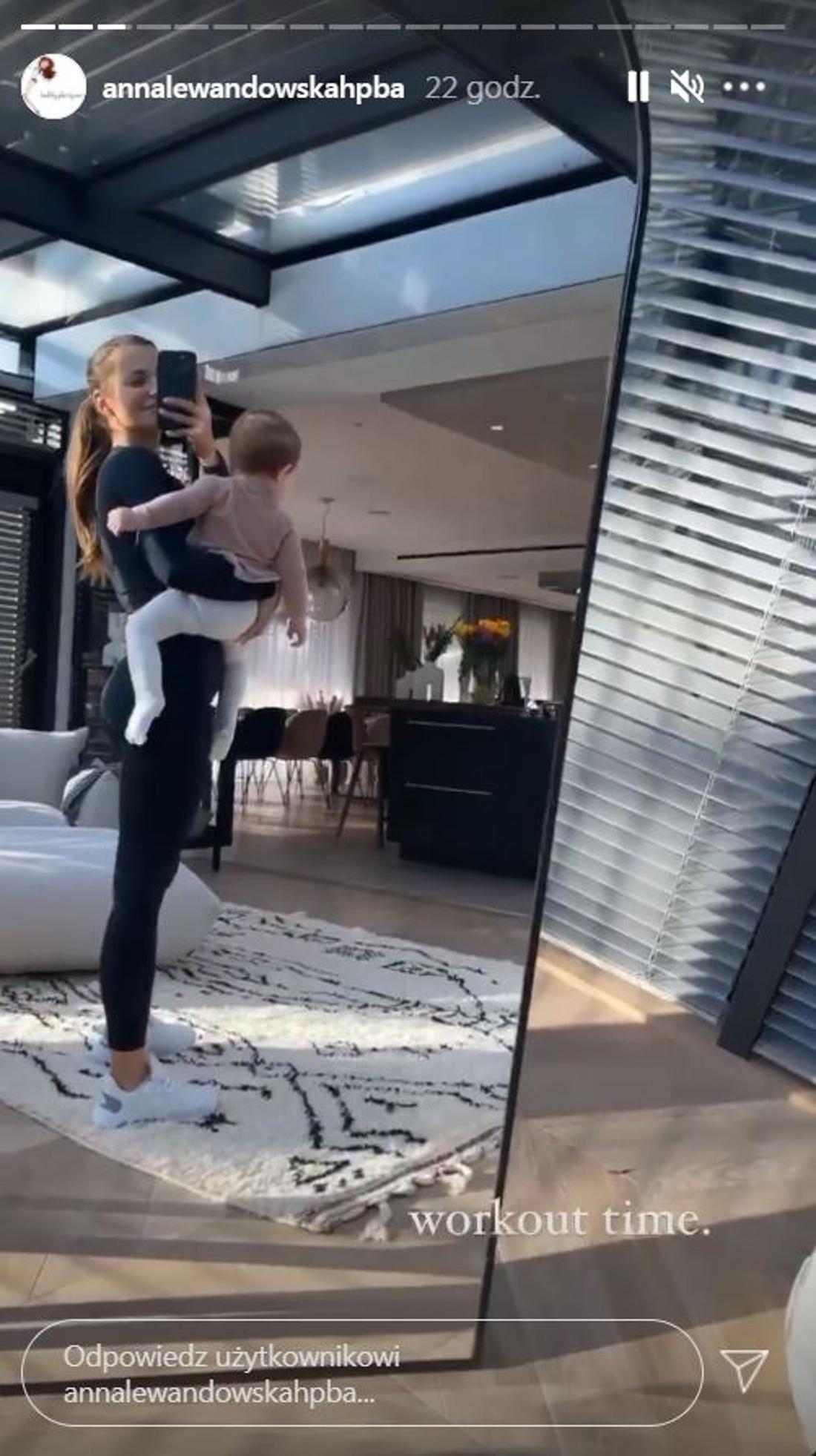 Anna Lewandowska z Klarą na rękach.