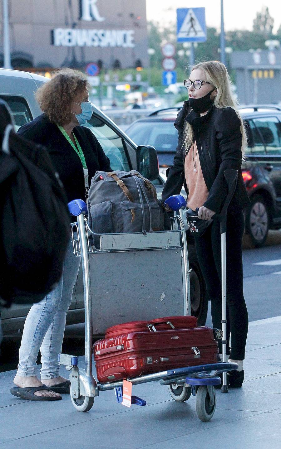 Izabella Miko na lotnisku