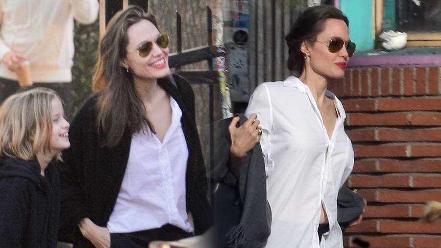 Uśmiechnięta Angelina Jolie z dziećmi