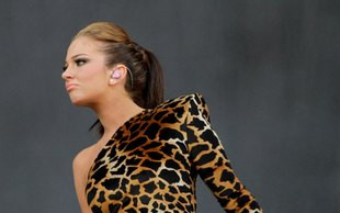 Tulisa Contostavlos w mini ledwie zakrywającej pupę (FOTO)