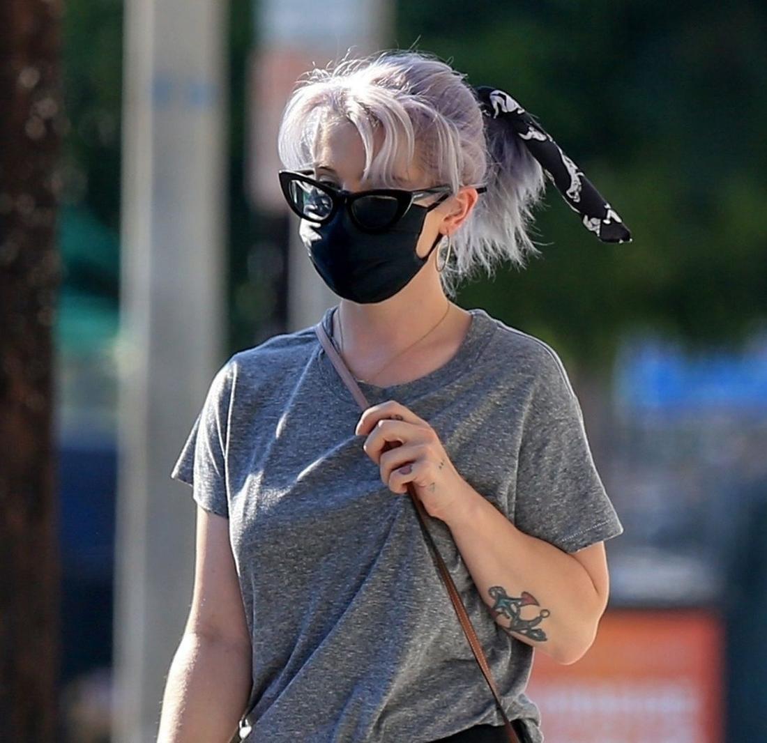 Kelly Osbourne w szarym t-shircie