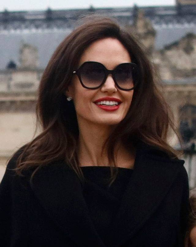 Angelina Jolie z dziećmi w Paryżu