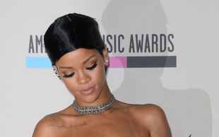 Rihanna na AMA 2013 (VIDEO)