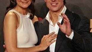 Tom Cruise podbiera żonie produkty do makijażu