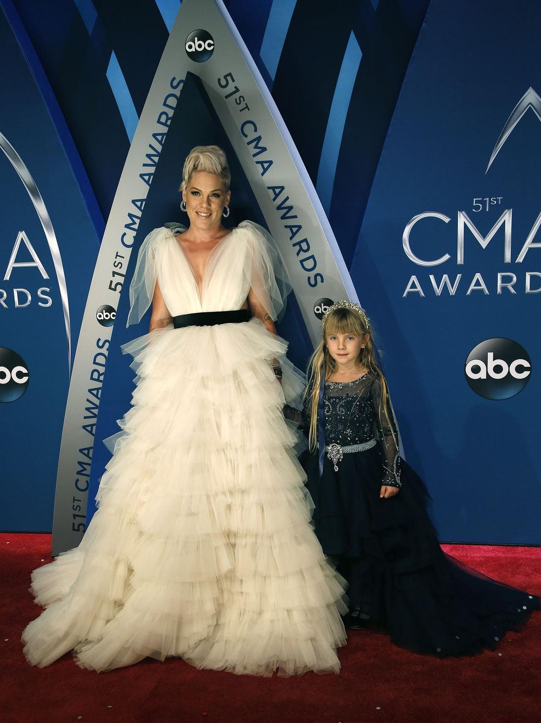 Pink zabrała małą Willow na rozdanie nagród - mama i córka wyglądały obłędnie. Pink z córką na czerwonym dywanie.