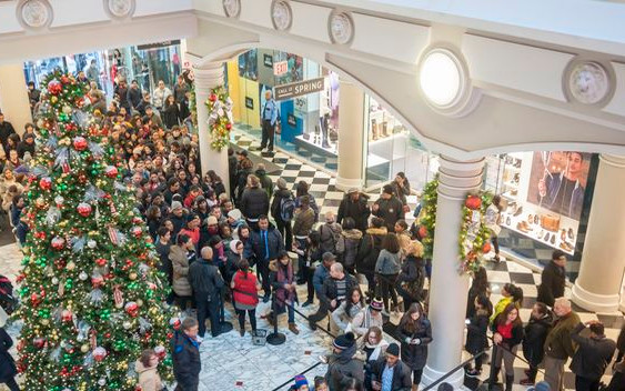 Mężczyzna spadł z 2. piętra galerii handlowej na kobietę z dzieckiem