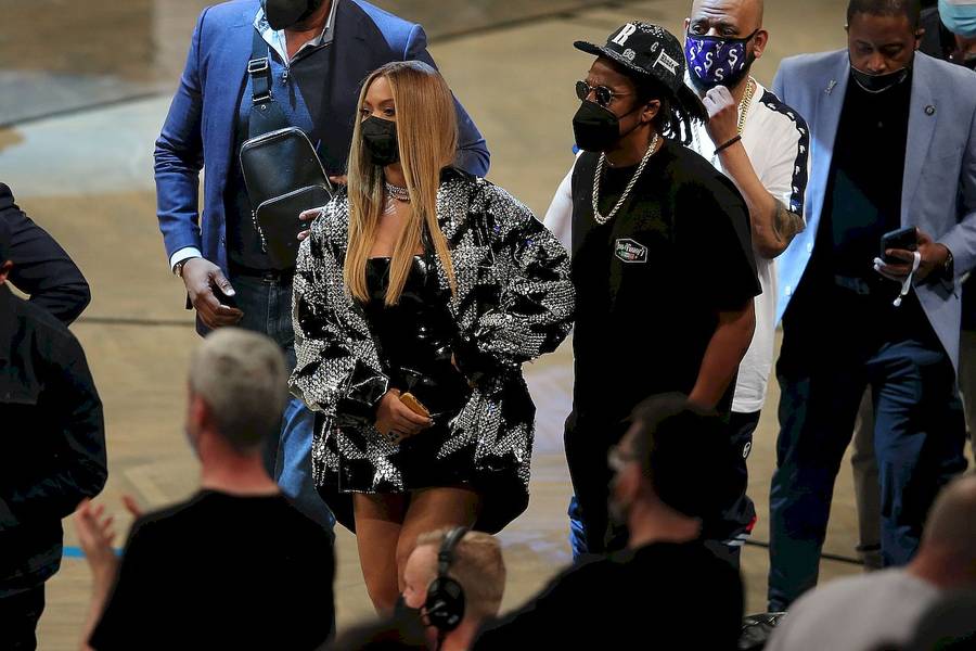 Zakochani Beyonce i Jay-Z na meczu NBA. Diva w krótkiej mini (ZDJĘCIA)