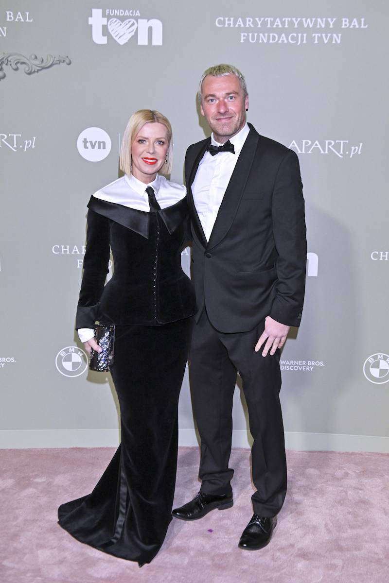 Charytatywny Bal Fundacji TVN. Justyna Gradek z nowym partnerem, Joanna Krupa, Żebrowscy…