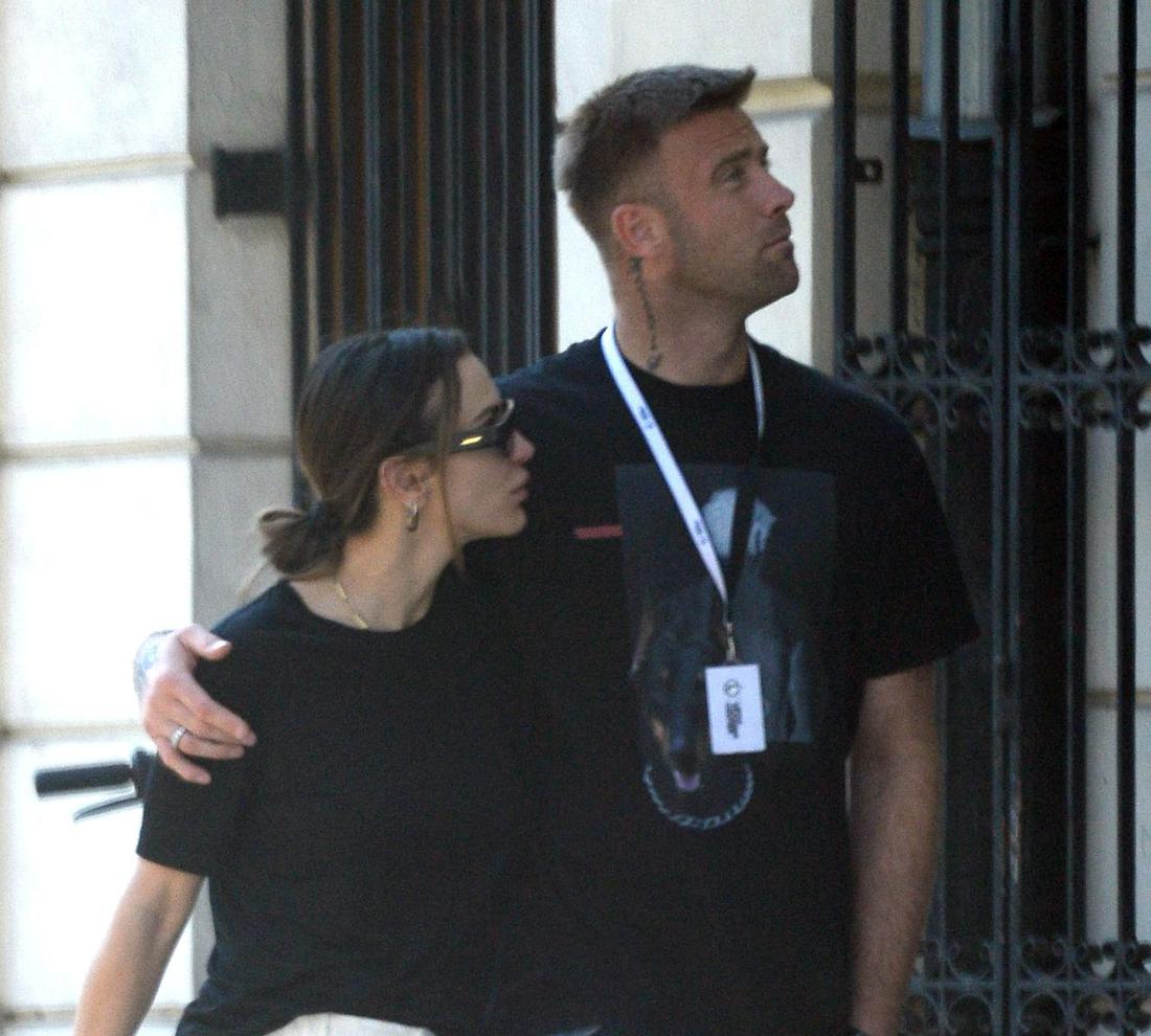 Sara i Artur Borucowie przechadzają się po Warszawie