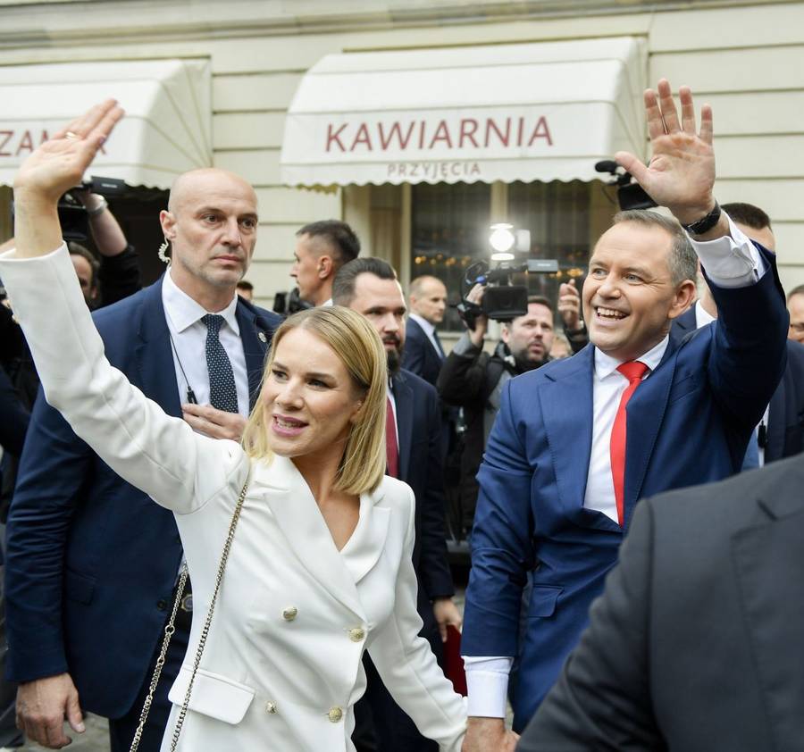 Karol Nawrocki odebrał uchwałę PKW! Była z nim żona – nie szczędzili sobie czułości