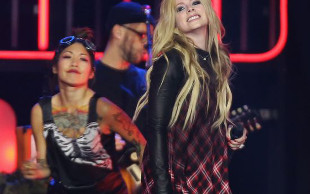 Avril Lavigne jest w ciąży? (FOTO)