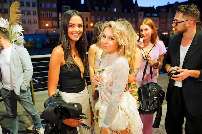 Otwarcie restauracji w Gdańsku. Lipińska w upalne dni w kozakach, była asystentka Wersow ze sporo starszym chłopakiem