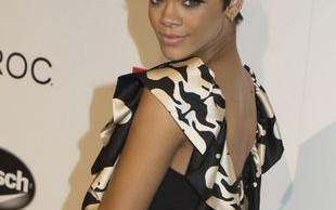 Rihanna z filuternym loczkiem (FOTO)
