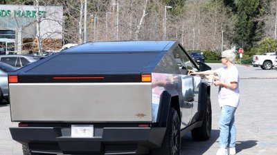 Lady Gaga to kolejna gwiazda, która jeździ kosmiczną Teslą [ZDJĘCIA]