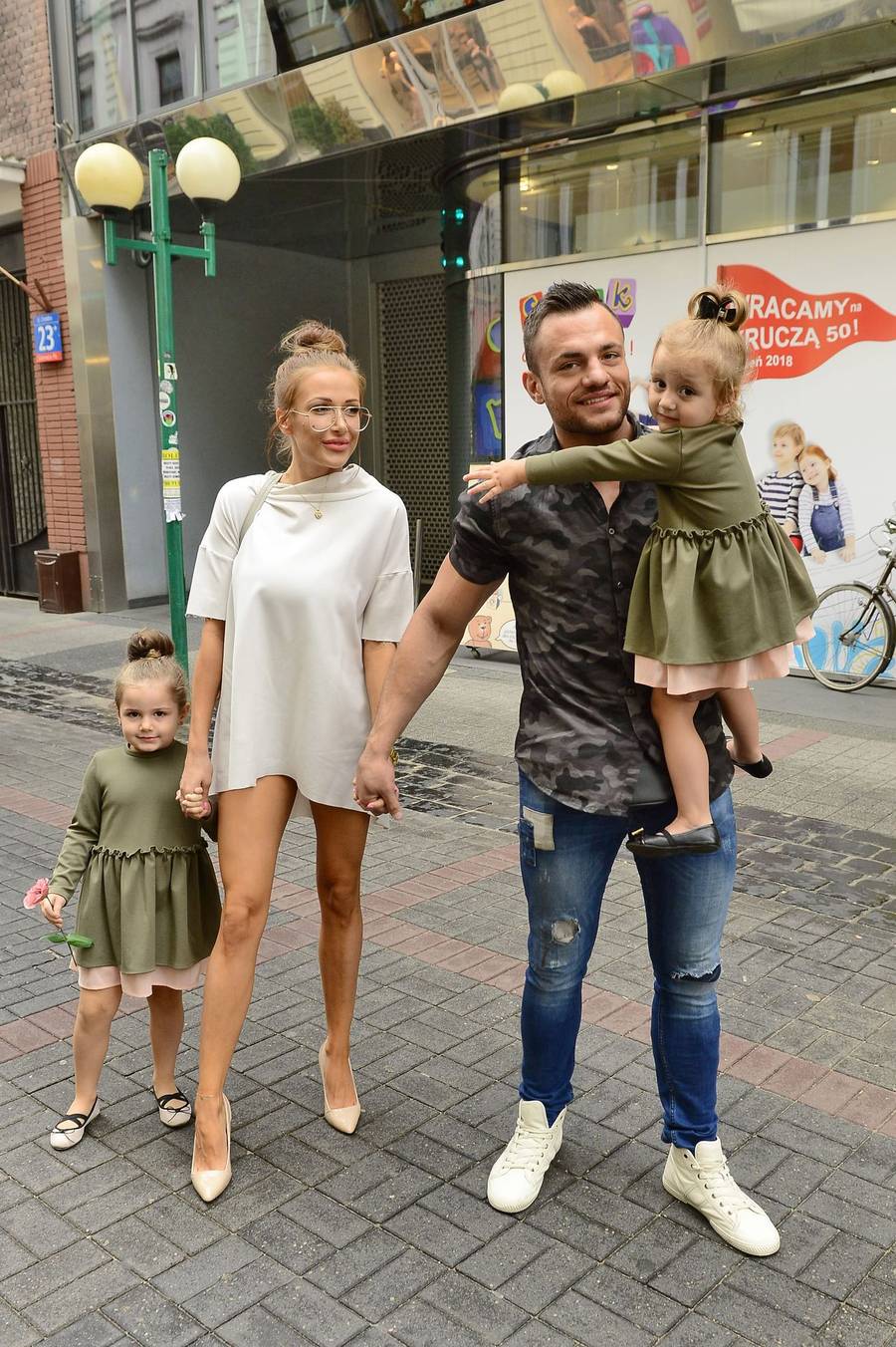Odmieniona Eliza Trybała z Trybsonem i dziećmi na premierze (ZDJĘCIA)
