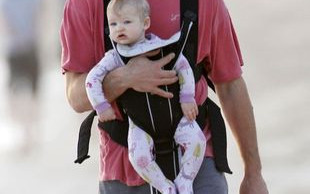 Narzeczony Jessiki Simpson na spacerze z córeczką (FOTO)