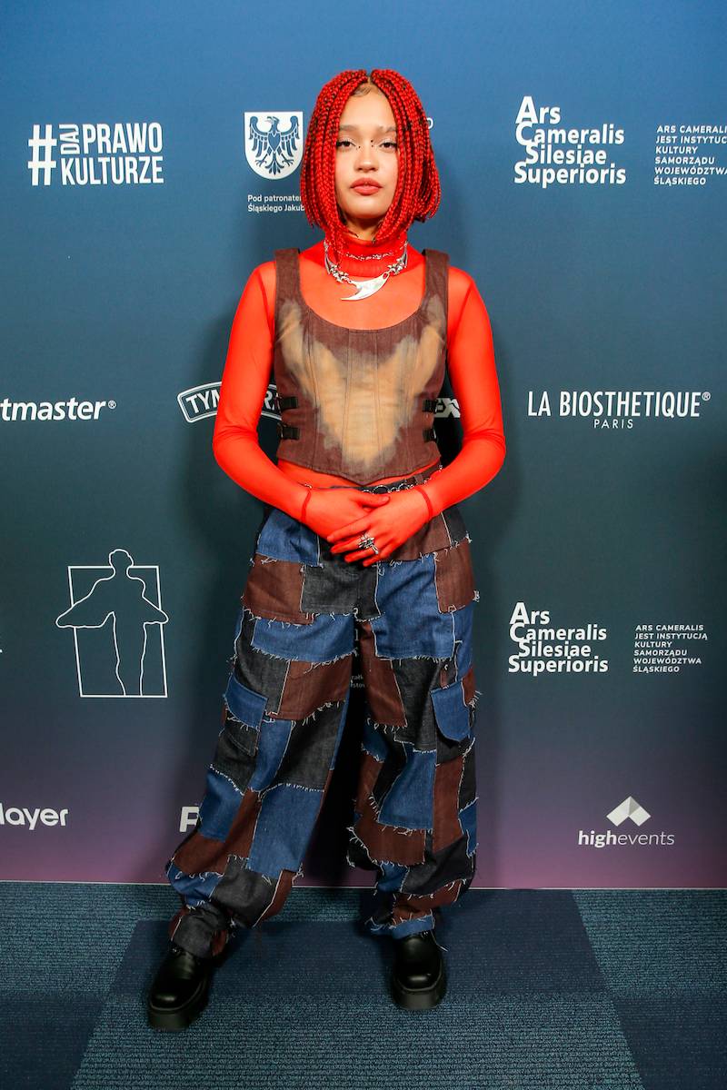 FRYDERYKI 2023. Doda w sukience w klamry, Julia Wieniawa z wycięciami, Sara James w czerwonych włosach