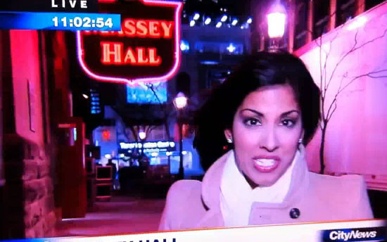 Wpadka reporterki – leje się z nosa (VIDEO)