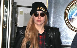 Kontrowersyjna gwiazda kupiła sobie pieska (FOTO)