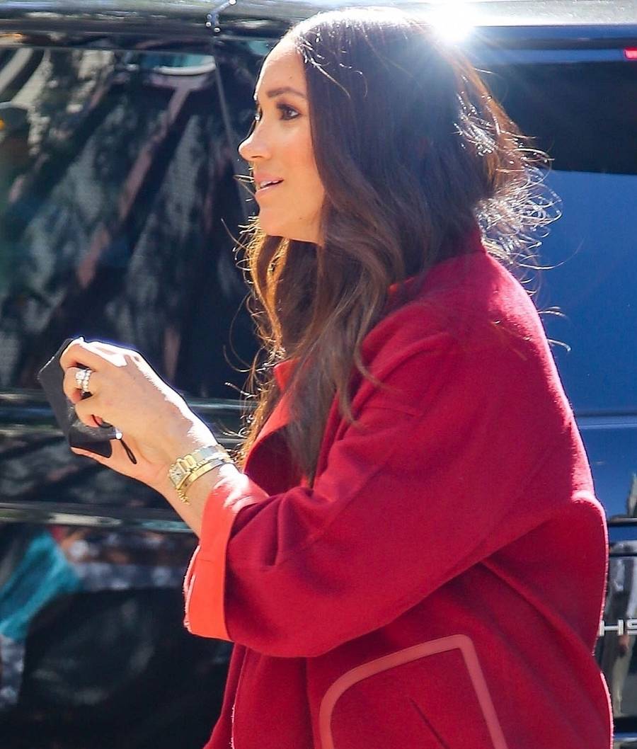 Meghan Markle w czerwonym total looku – na takie stroje nie mogła sobie pozwolić jako księżna (ZDJĘCIA)